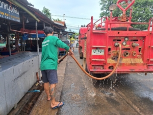 งานป้องกันฯ สำนักปลัด ร่วมกับ กองสาธารณสุขและสิ่งแวดล้อม เทศบาลตำบลตาดทอง  ทำความสะอาดล้างตลาดสดเทศบาลตำบลตาดทอง