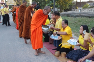 ทำบุญตักบาตรเนื่องในวันคล้ายวันสวรรคตของพระบาทสมเด็จพระปรมินทรมหาภูมิพลอดุลยเดช