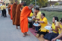 ทำบุญตักบาตรเนื่องในวันคล้ายวันสวรรคตของพระบาทสมเด็จพระปรมินทรมหาภูมิพลอดุลยเดช