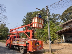 ซ่อมแซมไฟฟ้าสาธารณะจุดต่างๆ ในเขตพื้นที่เทศบาลตำบลตาดทอง