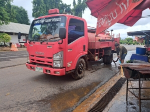 กองสาธารณสุขและสิ่งแวดล้อม ร่วมกับ งานป้องกันฯ สำนักปลัด เทศบาลตำบลตาดทอง ทำความสะอาดล้างตลาดสดเทศบาลตำบลตาดทอง