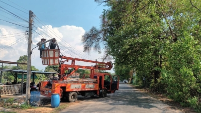 เทศบาลตำบลตาดทอง ลงพื้นที่ซ่อมแซม ไฟฟ้าสาธารณะจุดต่างๆ ในพื้นที่ตำบลตาดทอง