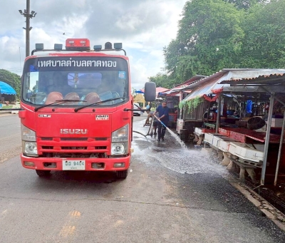 กองสาธารณสุขและสิ่งแวดล้อม ร่วมกับ งานป้องกันฯ สำนักปลัด เทศบาลตำบลตาดทอง ทำความสะอาดบริเวณคลองน้ำ และล้างตลาดสดเทศบาลตำบลตาดทอง ตำบลตาดทอง อำเภอเมืองยโสธร จังหวัดยโสธร