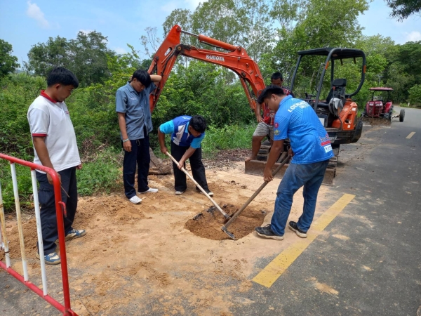 เทศบาลตำบลตาดทอง ดำเนินการซ่อมแซมพื้นผิวจราจรชำรุดบริเวณพื้นที่ตำบลตาดทอง
