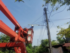 เทศบาลตำบลตาดทอง ลงพื้นที่ซ่อมแซมไฟฟ้าส่องสว่าง ไฟฟ้าสาธารณะประโยชน์ในพื้นที่ตำบลตาดทอง อำเภอเมืองยโสธร จังหวัดยโสธร