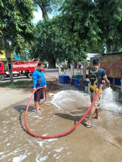 กองสาธารณสุขและสิ่งแวดล้อม ร่วมกับ งานป้องกันฯ สำนักปลัด เทศบาลตำบลตาดทอง ทำความสะอาดบริเวณคลองน้ำ และล้างตลาดสดเทศบาลตำบลตาดทอง ตำบลตาดทอง อำเภอเมืองยโสธร จังหวัดยโสธร