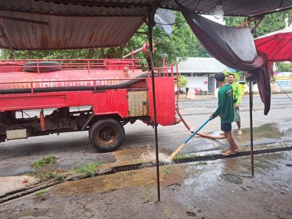 กองสาธารณสุขและสิ่งแวดล้อม ร่วมกับ งานป้องกันฯ สำนักปลัด เทศบาลตำบลตาดทอง ทำความสะอาดล้างตลาดสดเทศบาลตำบลตาดทอง