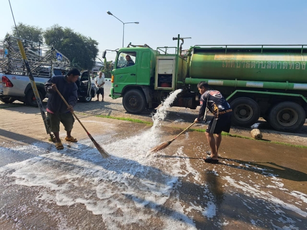 กองสาธารณสุขและสิ่งแวดล้อม ร่วมกับ งานป้องกันฯ สำนักปลัด เทศบาลตำบลตาดทอง ทำความสะอาดล้างตลาดสดเทศบาลตำบลตาดทอง